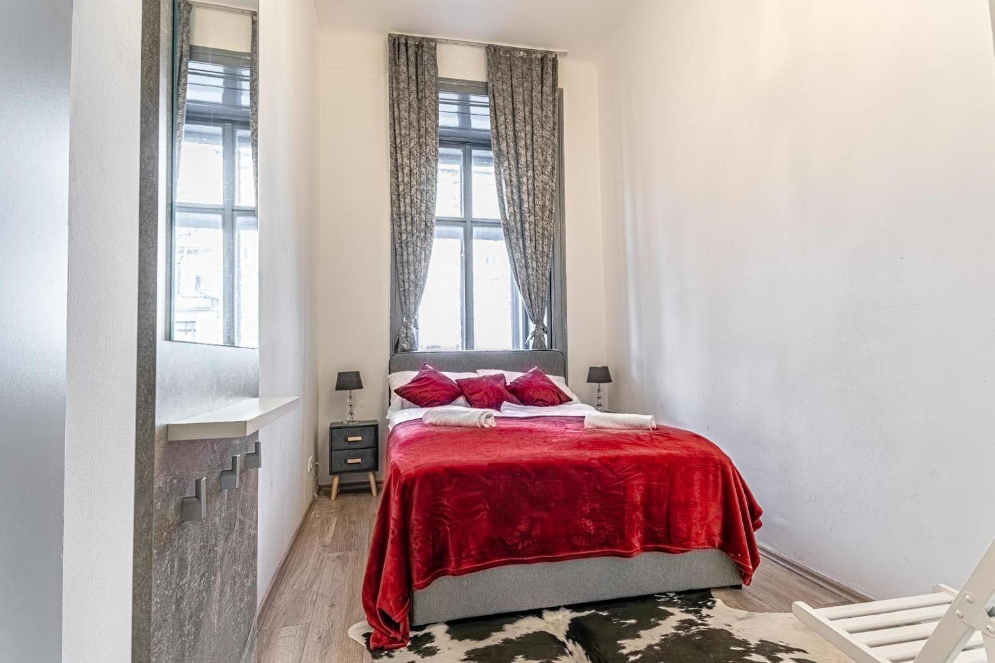 Superbly Central 9Br Complex Ideal For 25 People Вена Экстерьер фото