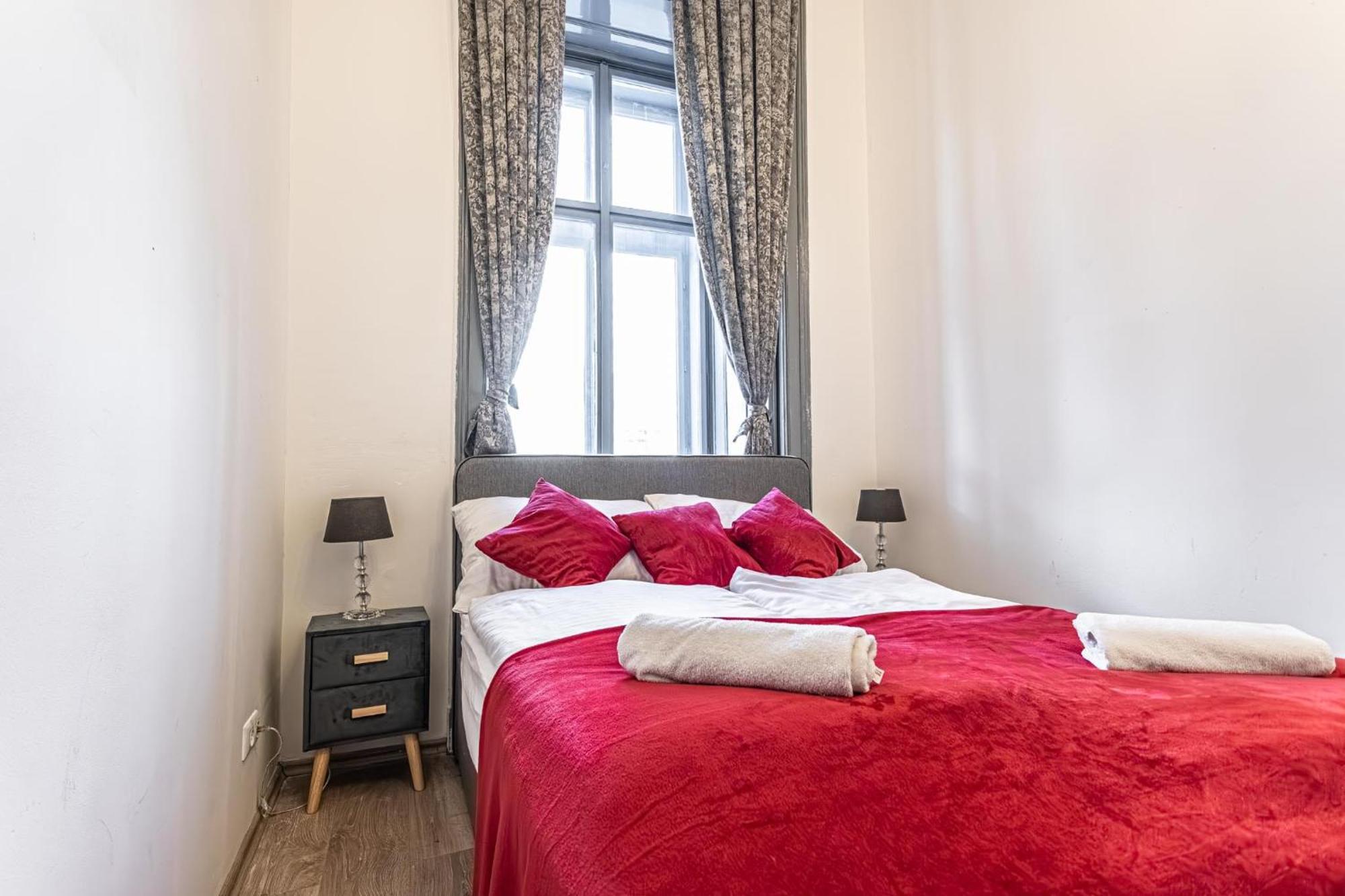 Superbly Central 9Br Complex Ideal For 25 People Вена Экстерьер фото