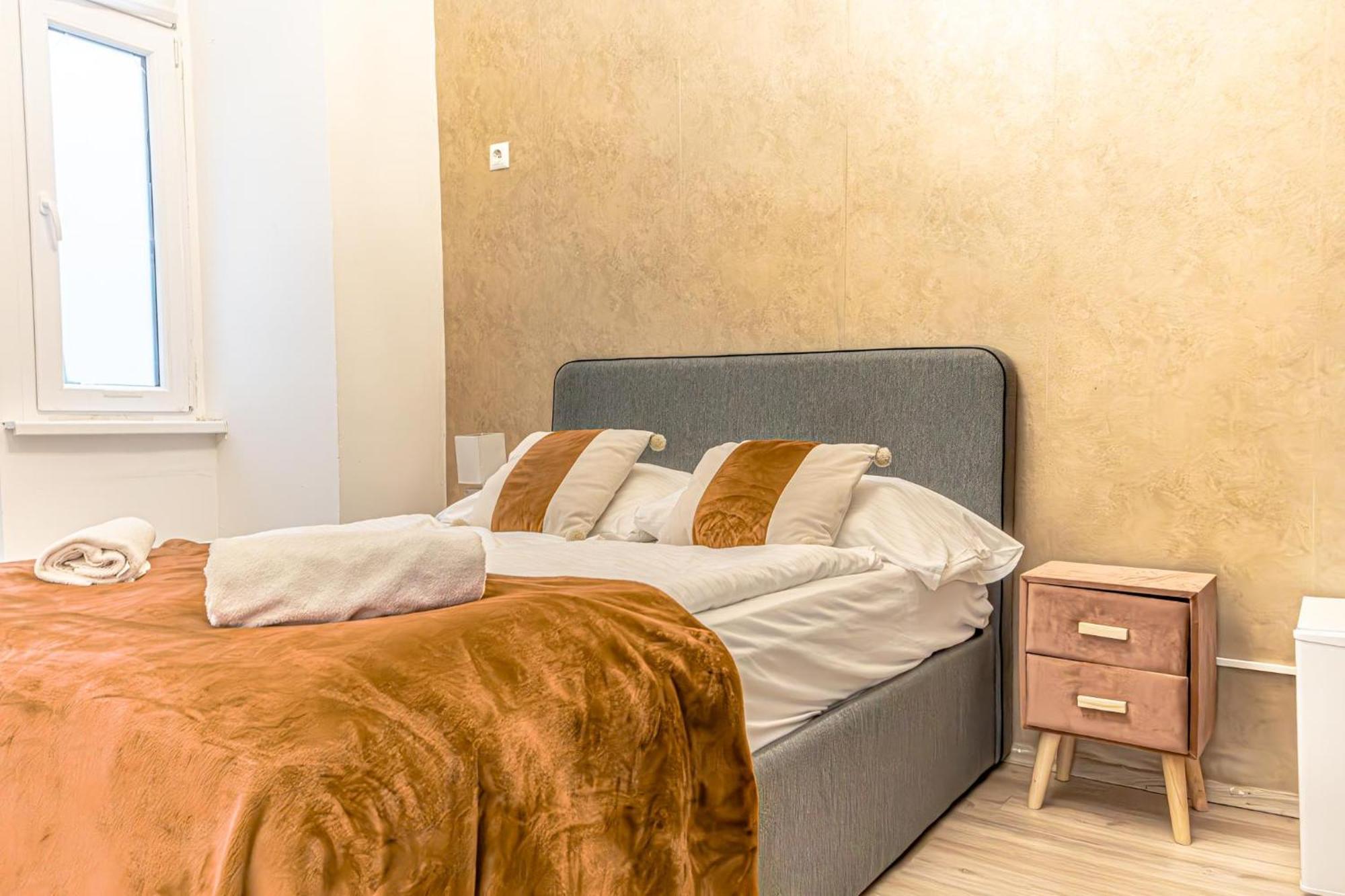 Superbly Central 9Br Complex Ideal For 25 People Вена Экстерьер фото