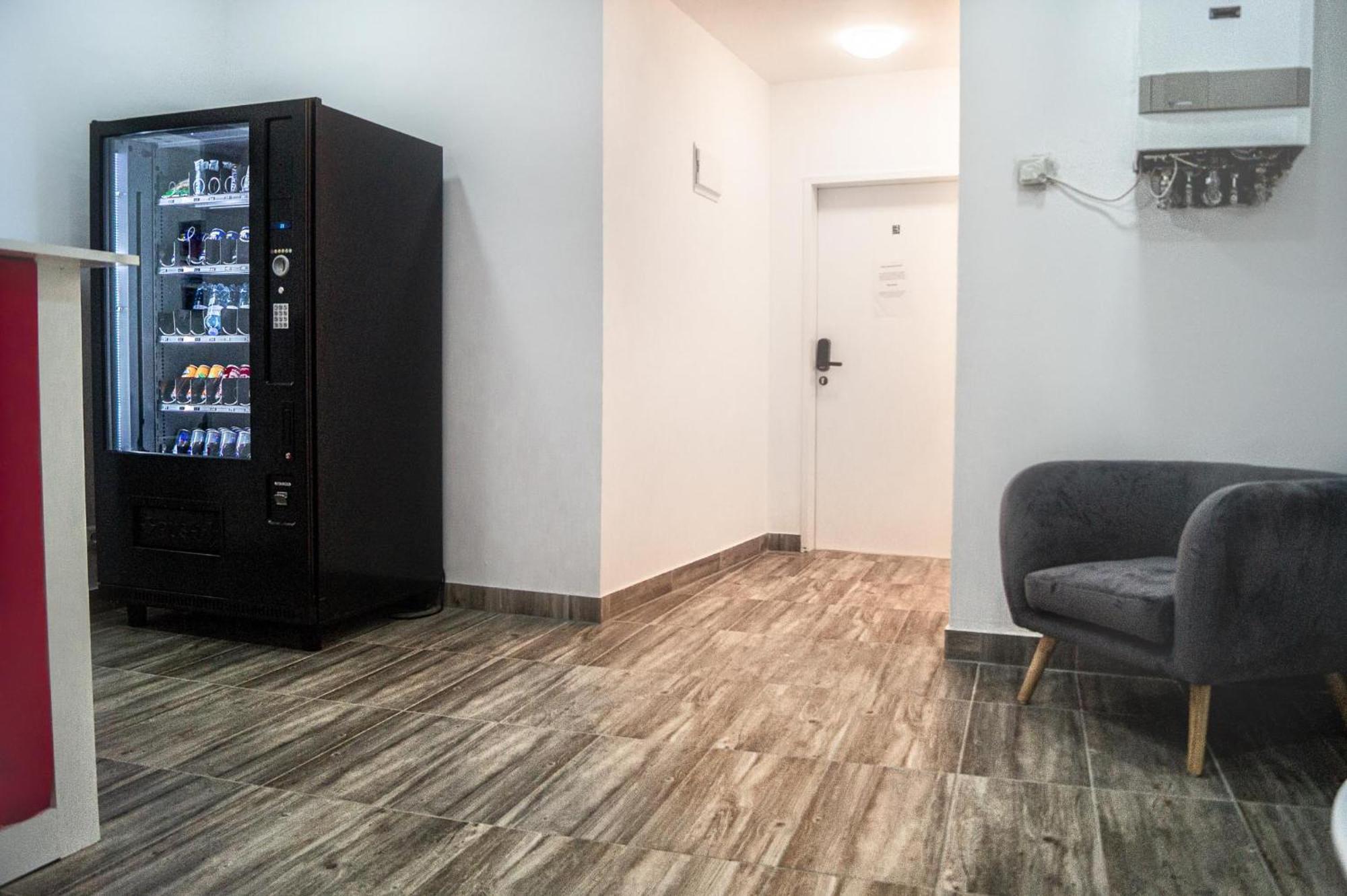 Superbly Central 9Br Complex Ideal For 25 People Вена Экстерьер фото