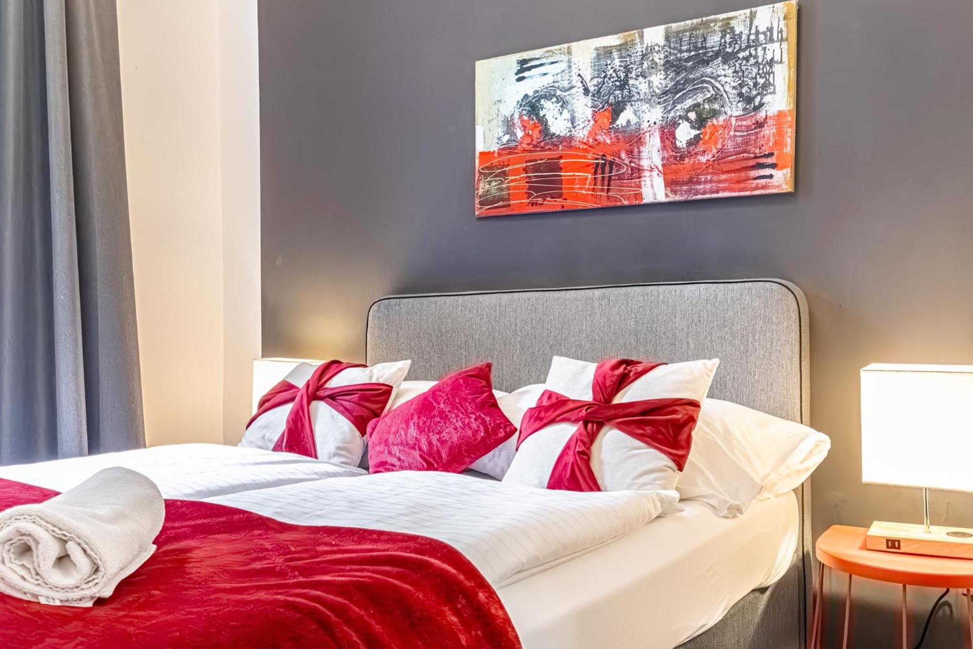 Superbly Central 9Br Complex Ideal For 25 People Вена Экстерьер фото