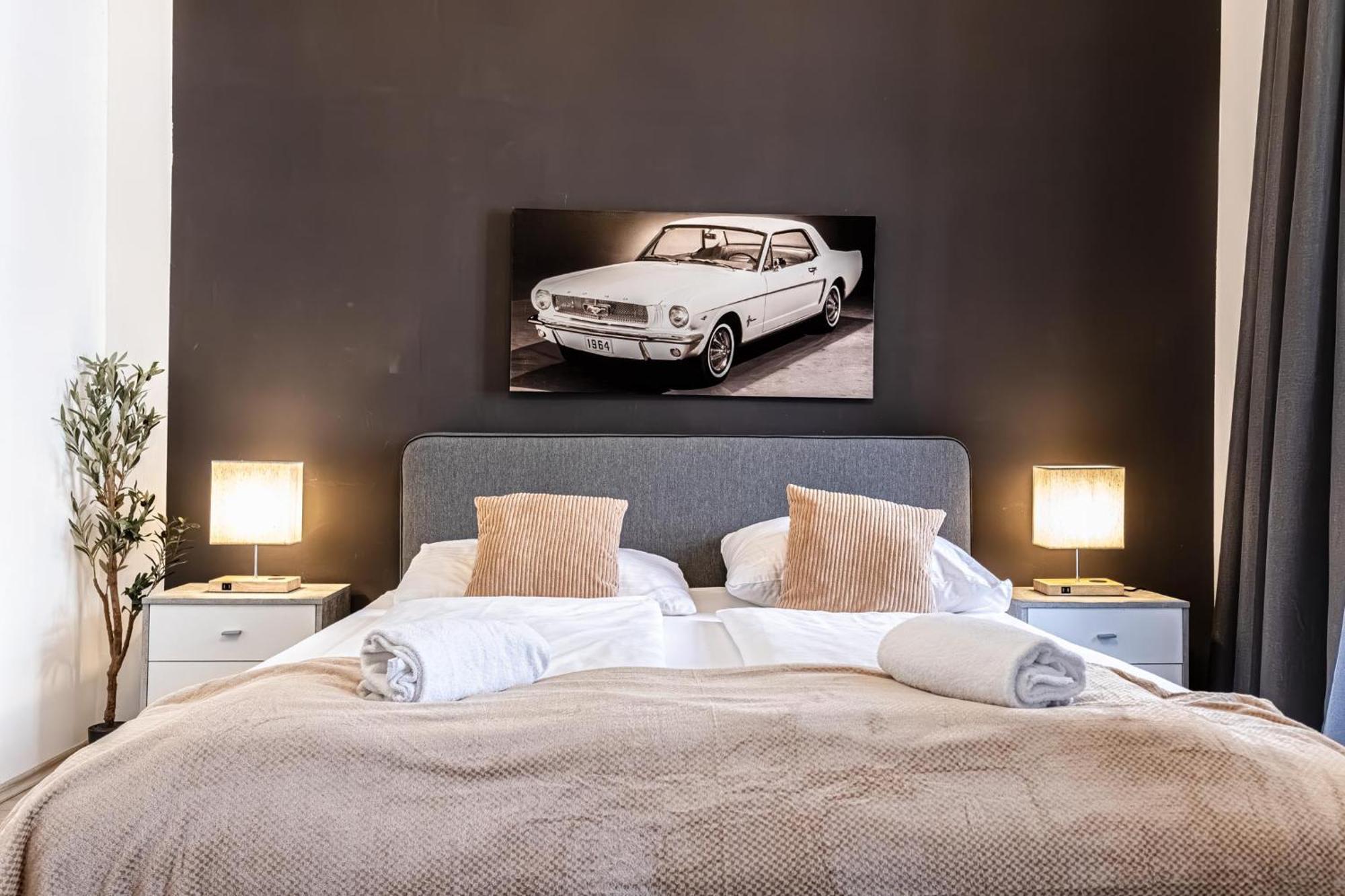 Superbly Central 9Br Complex Ideal For 25 People Вена Экстерьер фото