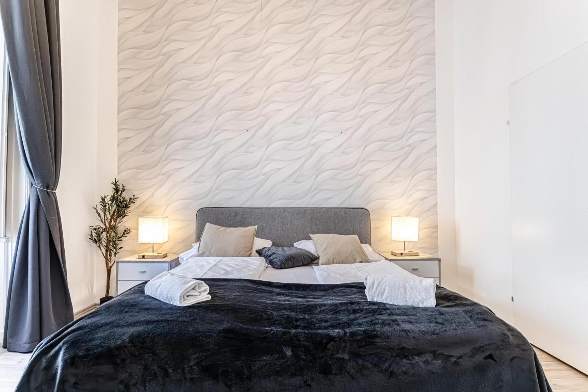 Superbly Central 9Br Complex Ideal For 25 People Вена Экстерьер фото